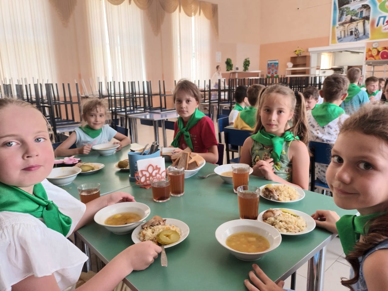 Воспитанников «Родничка» всегда ждёт вкусный завтрак и обед.