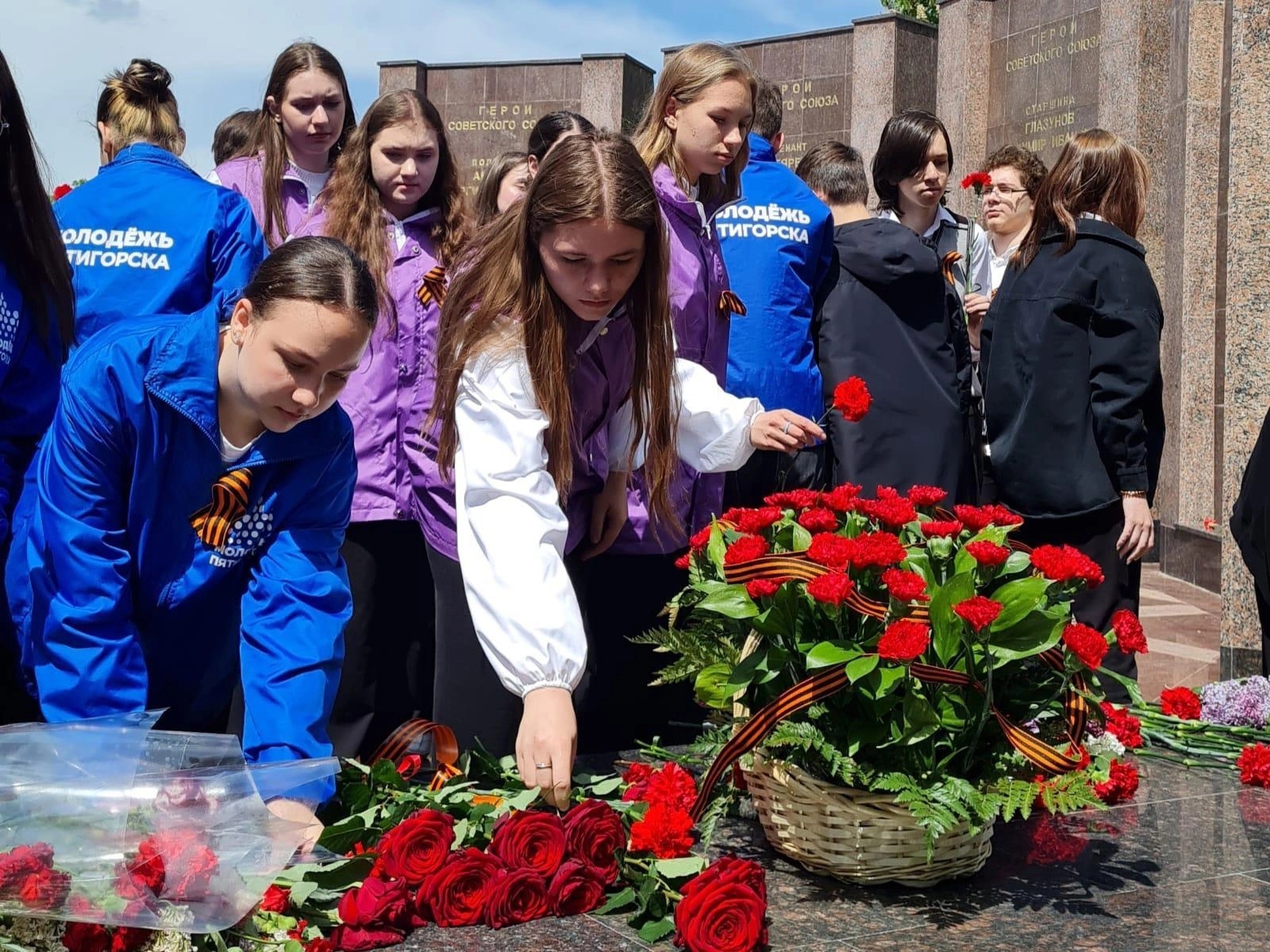 Мероприятия в пятигорске в мае. Картинка акция возложение цветов. Картинка возложение цветов к памятнику. Аленький цветочек Пятигорск. Мемориальные комплексы фото.